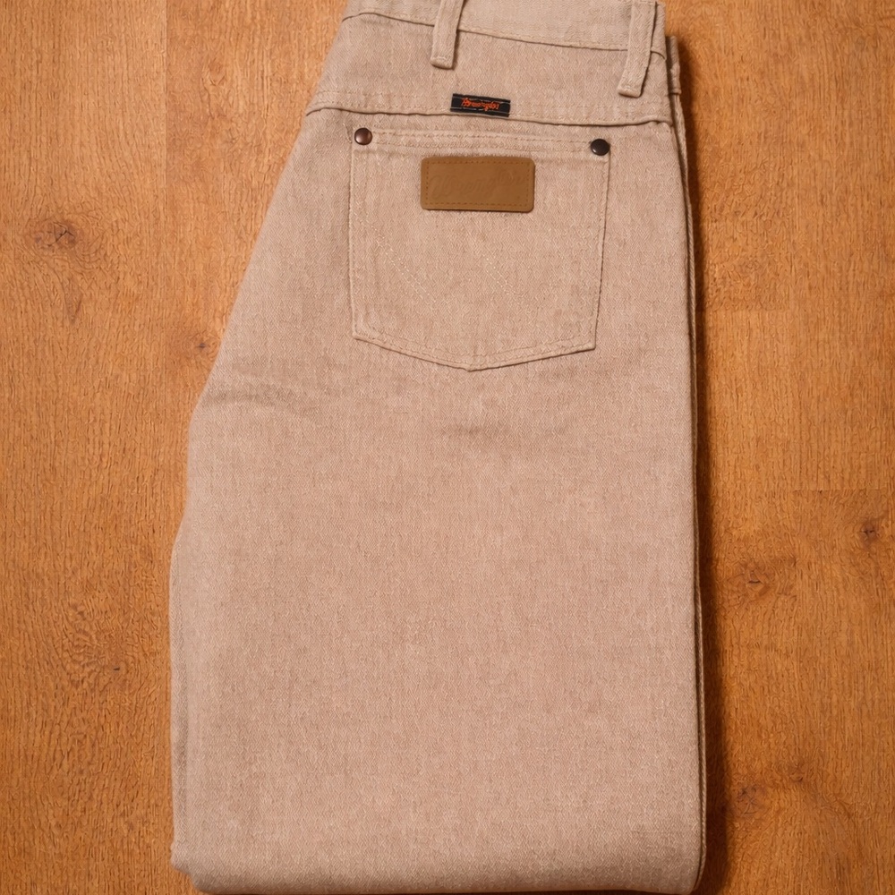 Wrangler Beige Straight-Leg Jeans / Pants
Size: 32 x 30 | Pre-Owned